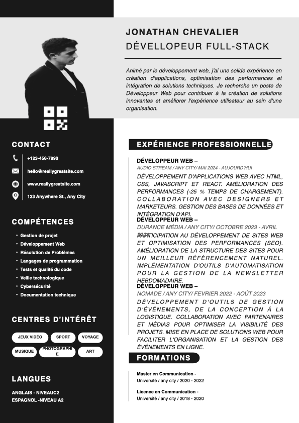 document a4 cv professionnel français développeur noir et blanc.001